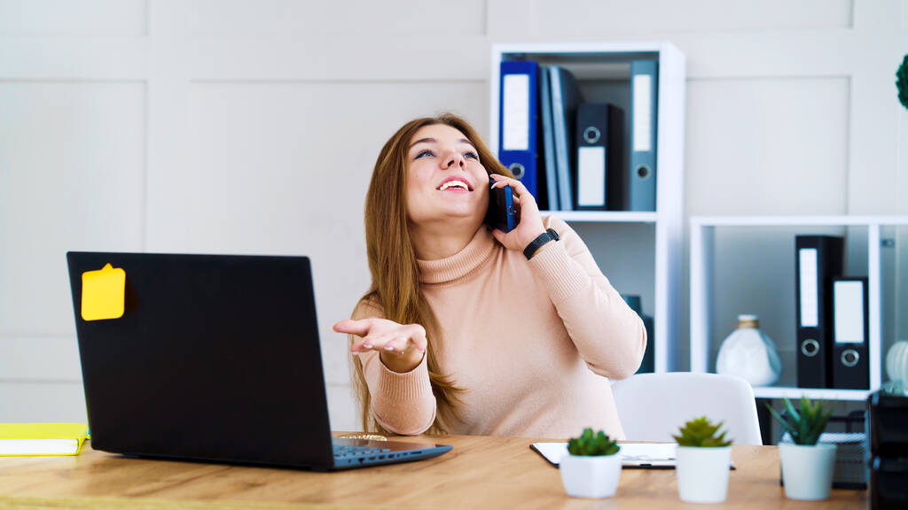 Επιτυχημένη επιχειρηματίας μιλάει στο τηλέφωνο στο γραφείο - Φωτογραφία, εικόνα