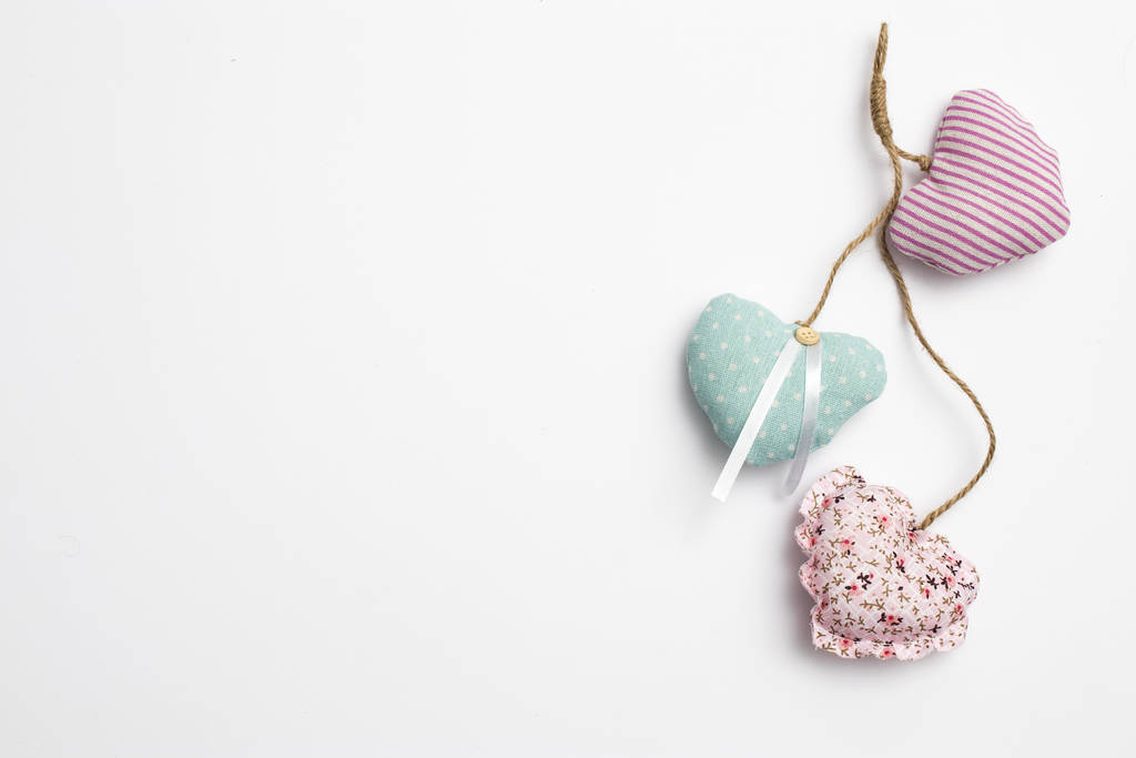 Wenskaart voor Valentijnsdag. Multi-gekleurde harten genaaid uit stof met knoppen. - Foto, afbeelding
