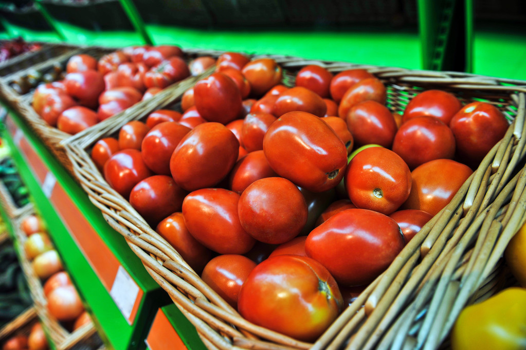 Bir çiftçinin Pazar taze domates - Fotoğraf, Görsel
