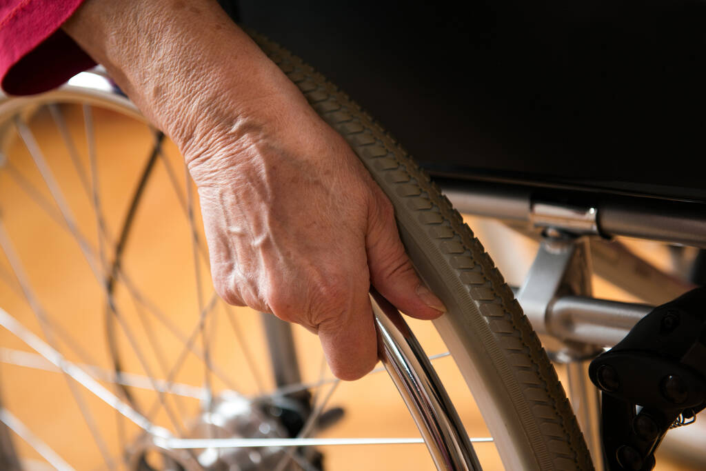 Stara dłoń na wózku inwalidzkim - Zdjęcie, obraz