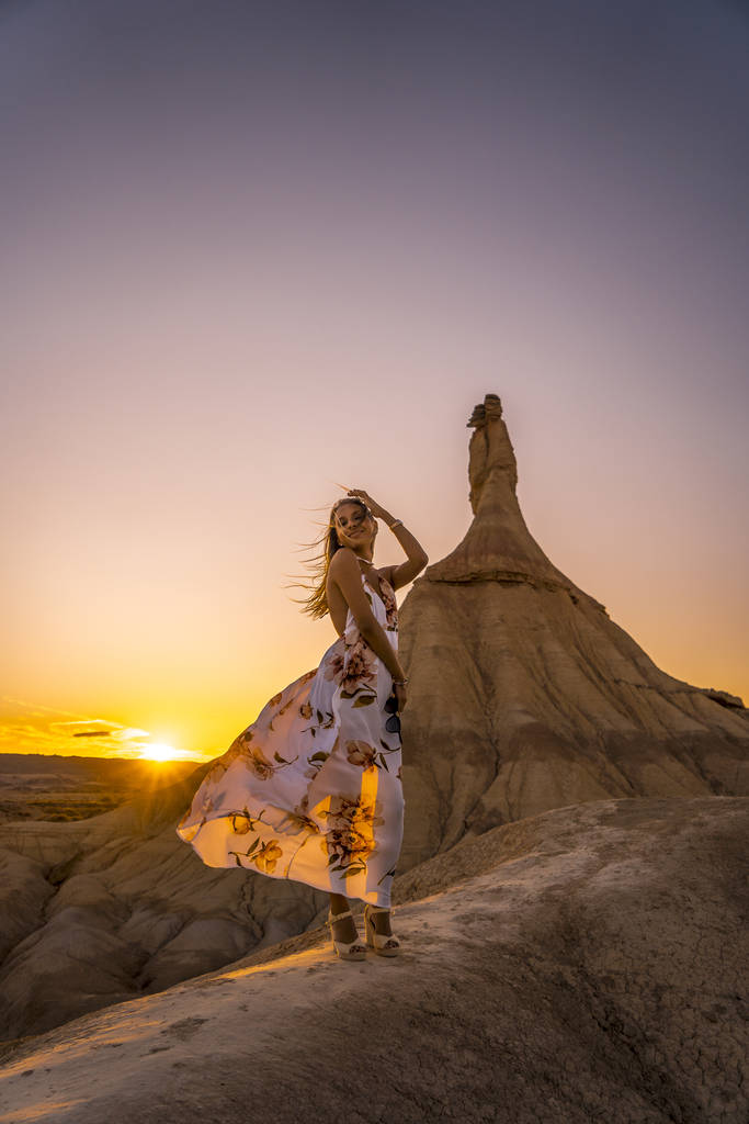  νεαρή όμορφη γυναίκα στην έρημο του Bardenas Reales, Navarra, Ισπανία - Φωτογραφία, εικόνα