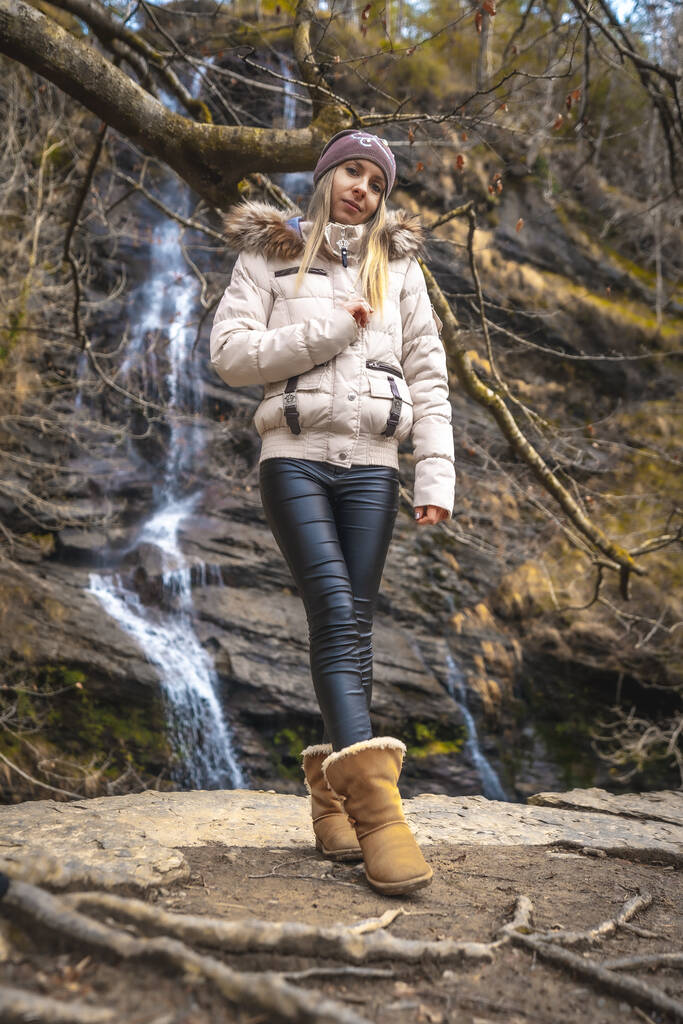 portrét mladé ženy u vodopádu - Fotografie, Obrázek