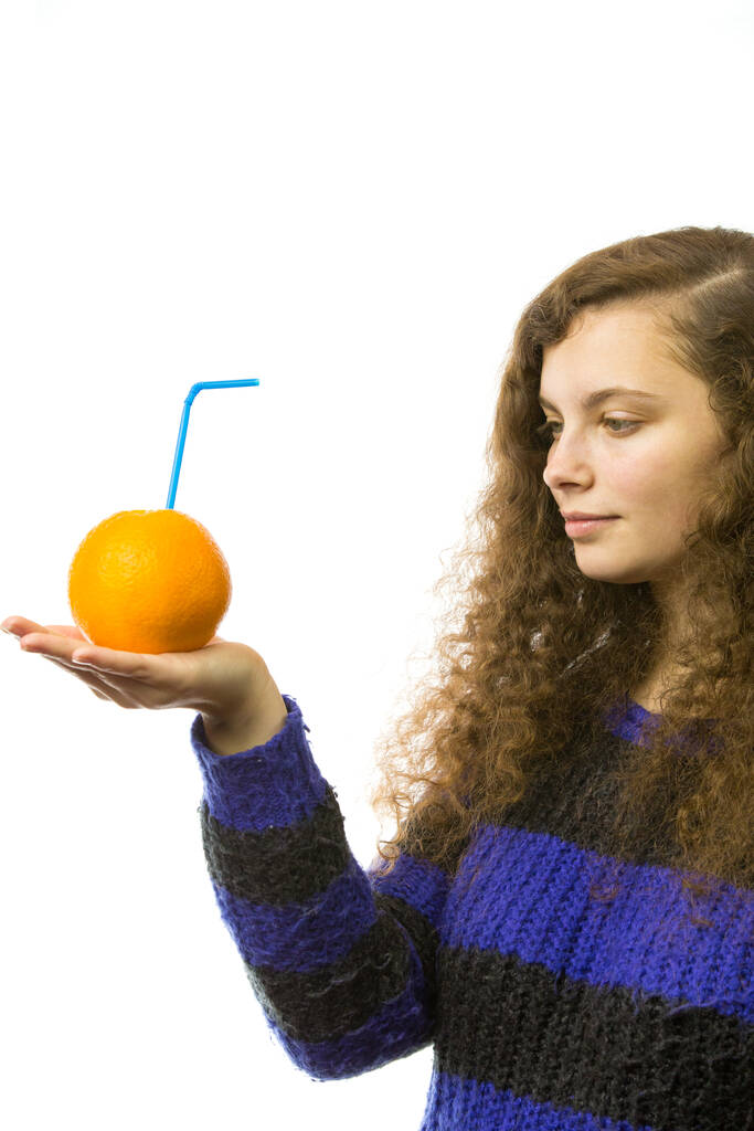 jonge mooie vrouw is met een appel - Foto, afbeelding