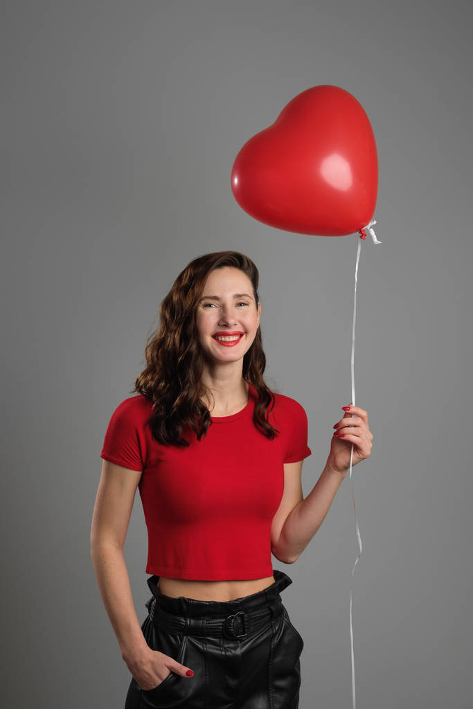 Kauniita emotionaalinen brunette tyttö punainen ilmapallo
 - Valokuva, kuva
