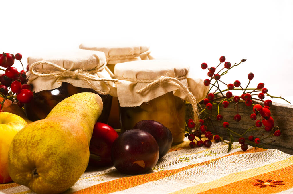 gekookt fruit in potten en vers op houten dienblad - Foto, afbeelding