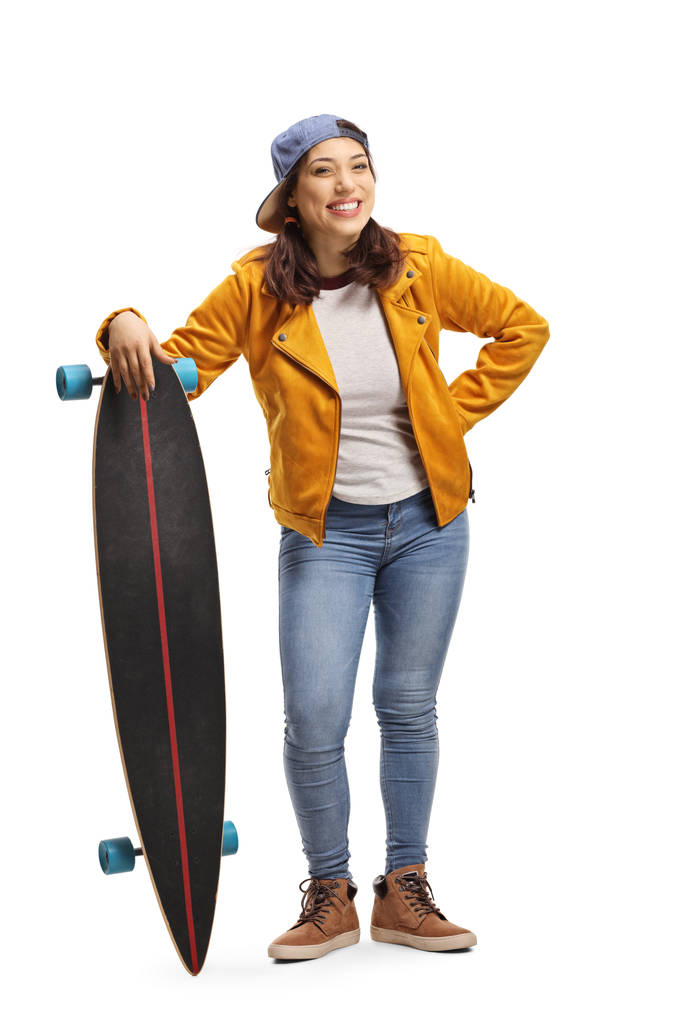 Jeune femme branchée avec un longboard souriant à la caméra
 - Photo, image