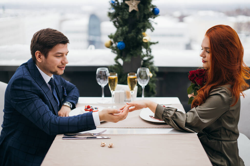 belo casal caucasiano feliz juntos, passar o tempo no restaurante
 - Foto, Imagem