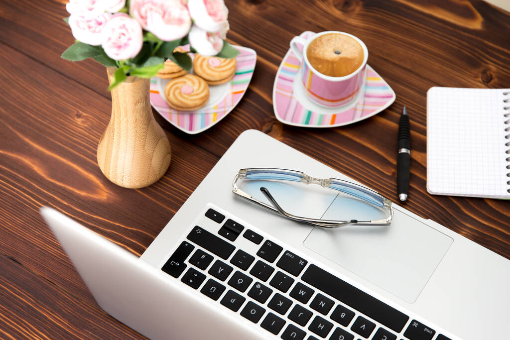 Καφές και laptop σε ξύλινο τραπέζι φόντο - Φωτογραφία, εικόνα