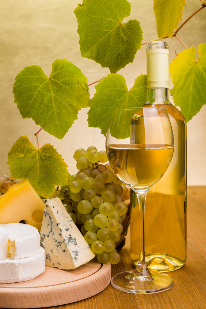Vin blanc avec collation au raisin et fromage
 - Photo, image