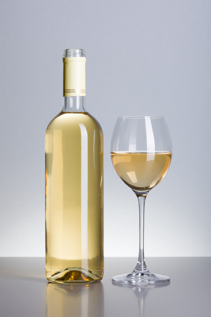 Garrafa e copo de vinho branco
 - Foto, Imagem