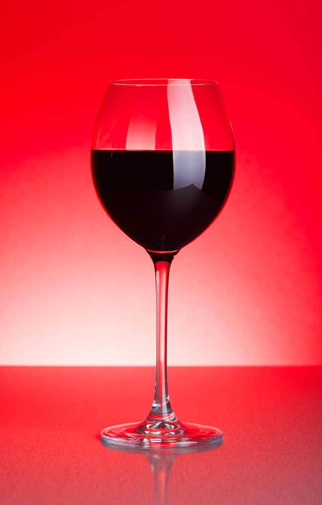 Бокал красного вина на красном
 - Фото, изображение