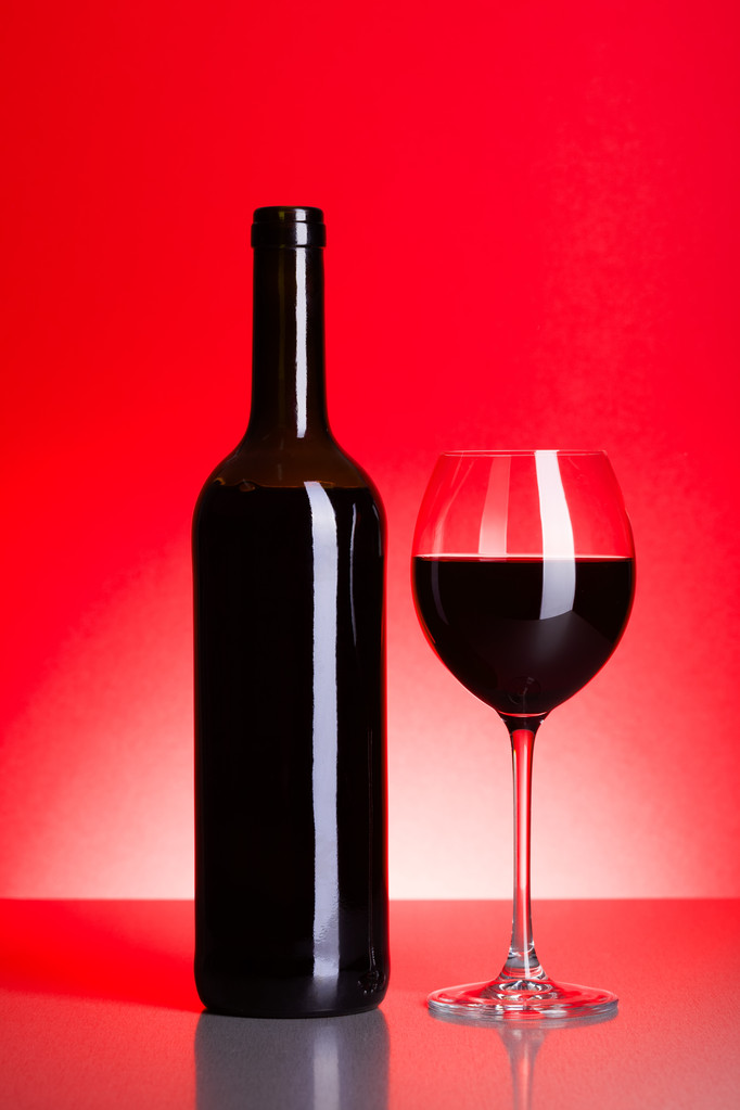 赤ワインのボトルとグラス - 写真・画像
