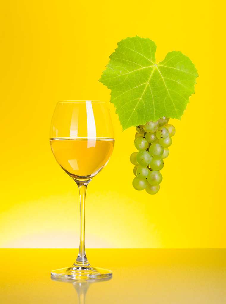 Copa de vino blanco con racimo de uva
 - Foto, imagen