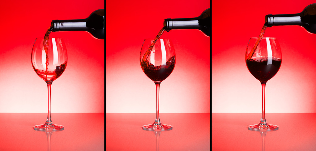 Três fases de verter vinho tinto
 - Foto, Imagem