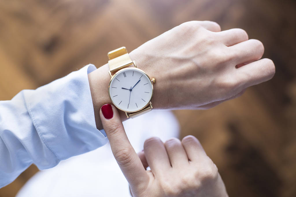 Jovem mulher verificando o tempo no relógio
 - Foto, Imagem