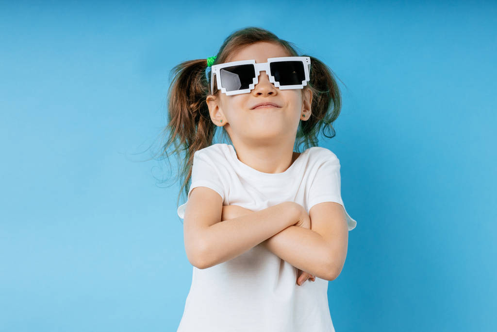 cooles Kind mit Sonnenbrille isoliert über blauem Hintergrund - Foto, Bild