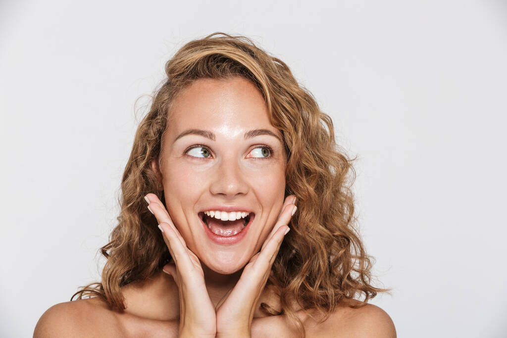 Kuva onnellinen puolialaston nainen nauraa ja etsii sivuun
 - Valokuva, kuva