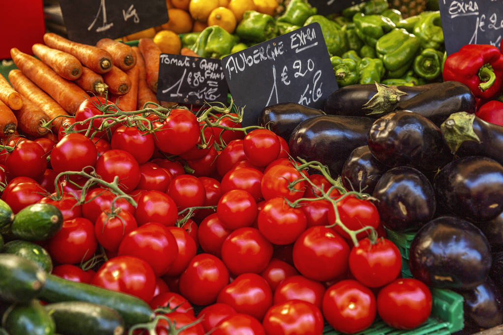 Markette taze taze sebzeler. Sağlıklı beslenme ve vejetaryenlik. Yakın plan.. - Fotoğraf, Görsel