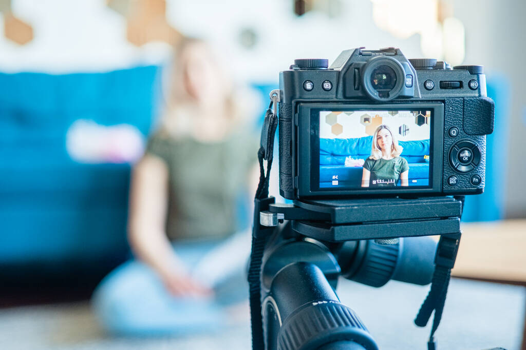 Mujer joven filmando video blog en cámara, blogger influencer profession concept
 - Foto, Imagen