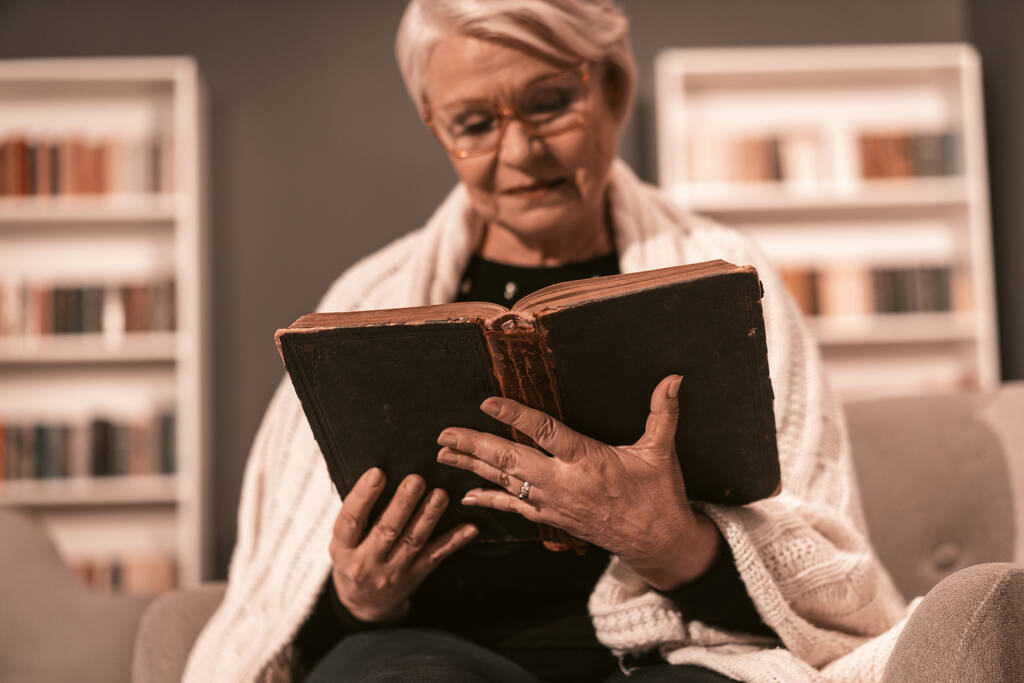 Mądra Starsza Kobieta czyta Starą Biblię. - Zdjęcie, obraz