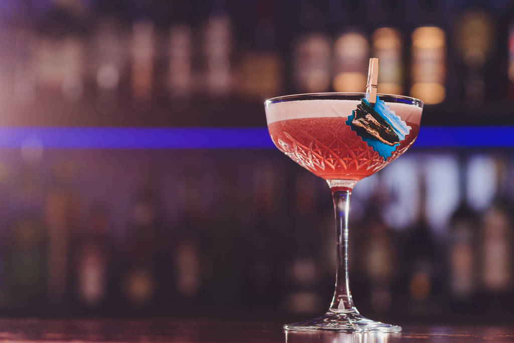 Μαργαρίτα closeup κοκτέιλ ποτό σερβίρεται κρύο στο μπαρ και καζίνο. - Φωτογραφία, εικόνα