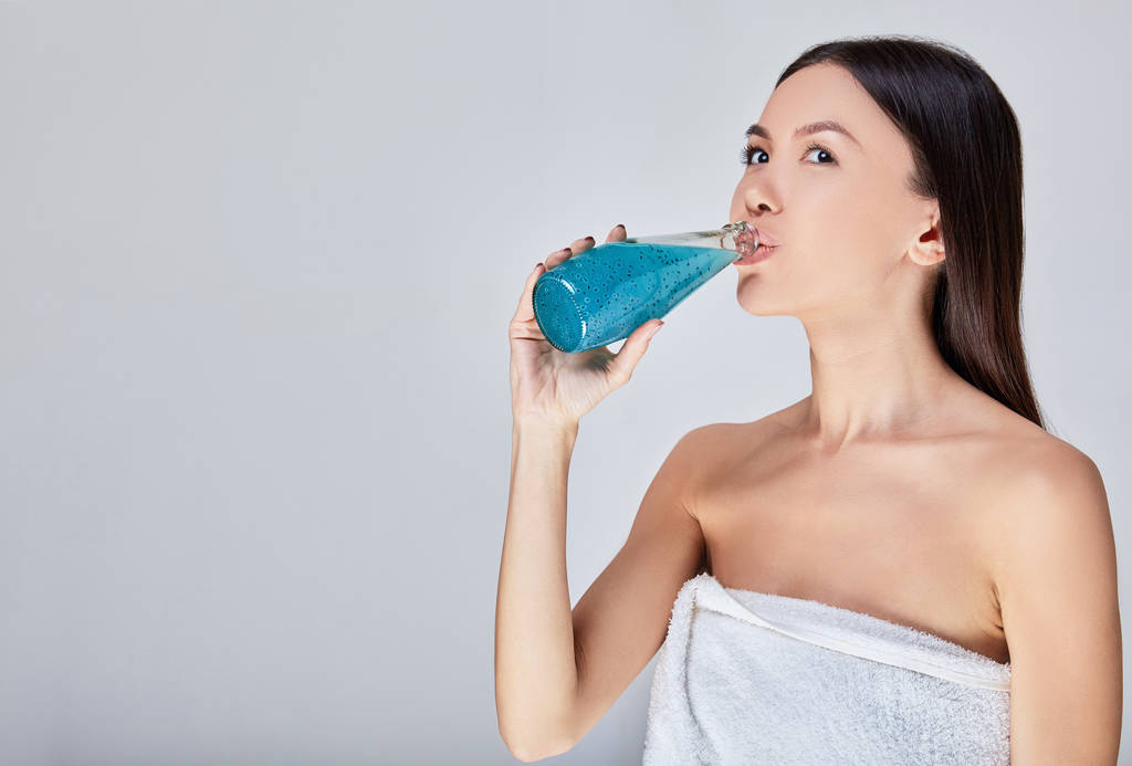 Sensuale donna asiatica beve cocktail disintossicante dopo trattamenti termali
. - Foto, immagini