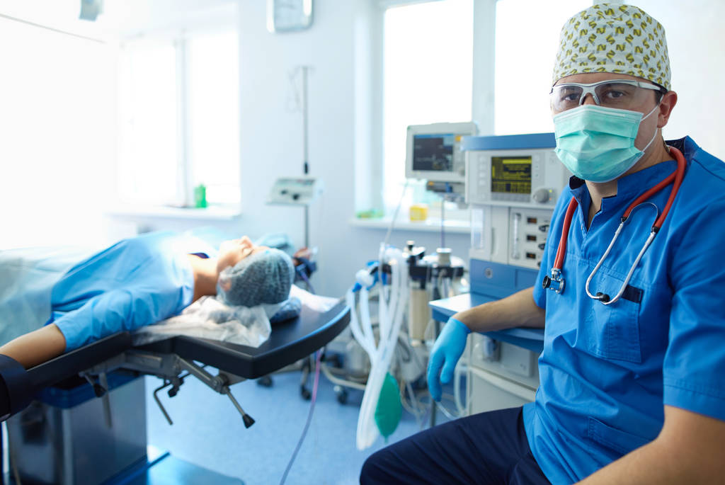 Cirujano masculino sobre fondo en quirófano - Foto, Imagen