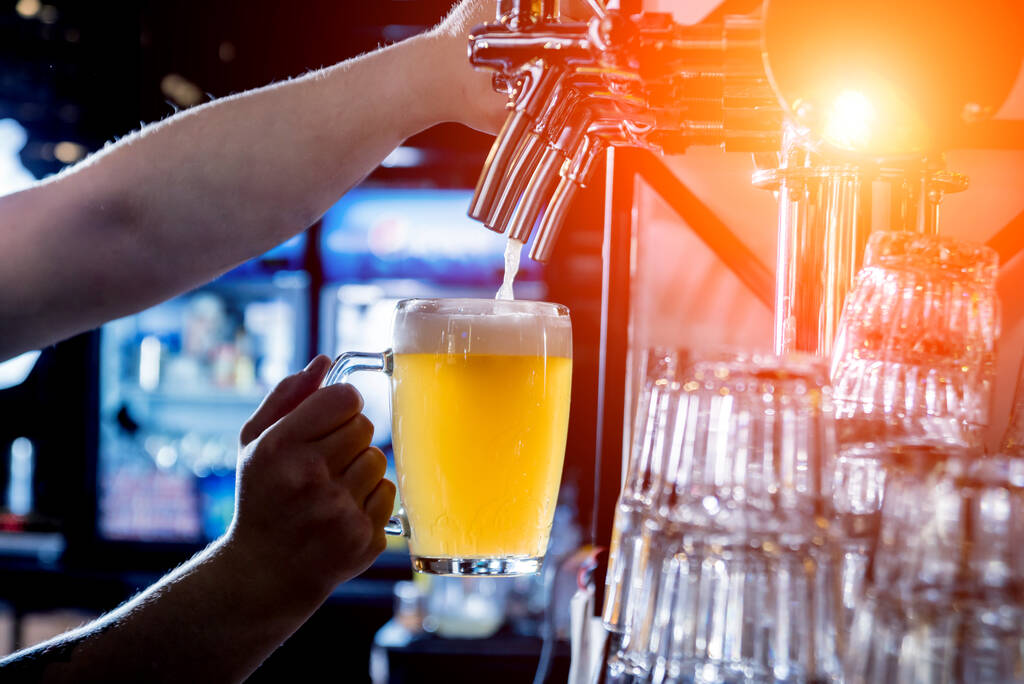 Barman nalévá na sklenice v baru točené pivo. Restaurace. - Fotografie, Obrázek