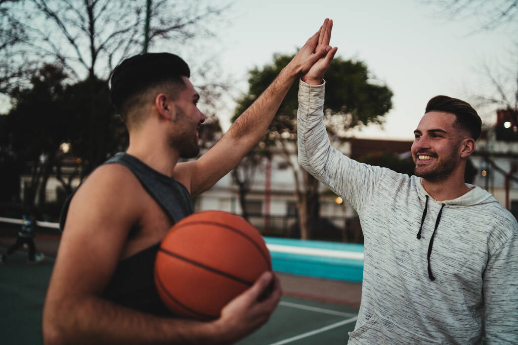 Dva mladí přátelé hrají basketbal. - Fotografie, Obrázek