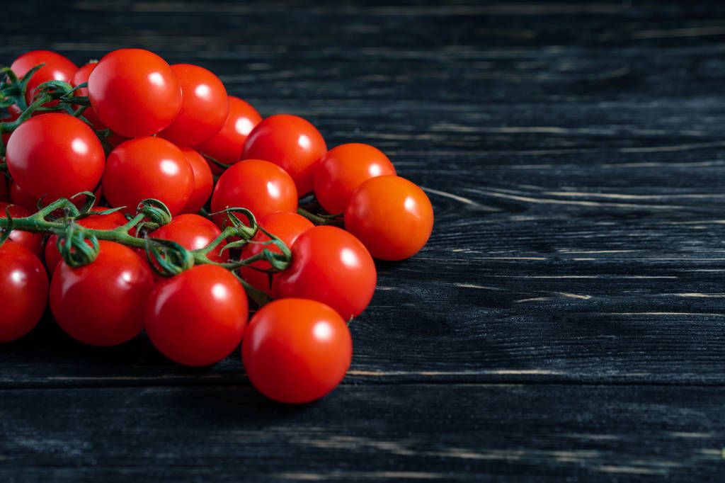 Tomates cerises sur la table en bois noir foncé
 - Photo, image