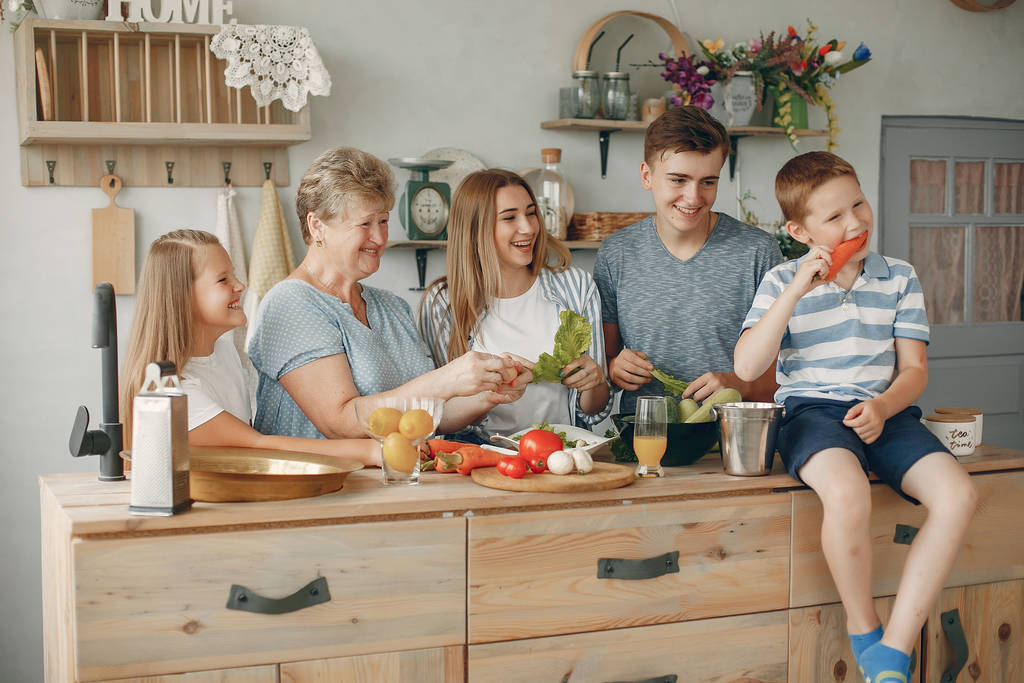 Όμορφη μεγάλη οικογένεια προετοιμάσει το φαγητό σε μια κουζίνα - Φωτογραφία, εικόνα
