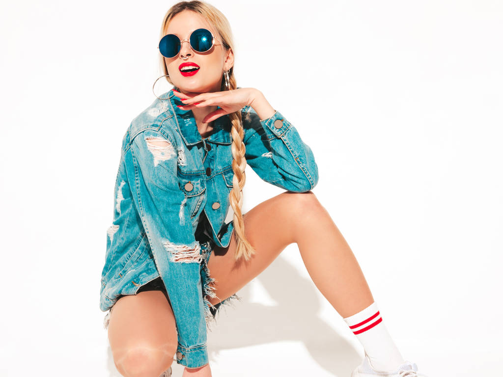 Porträt der jungen schönen Hipster Bad Girl in trendigen Jeans Sommerkleidung und Ohrring in der Nase.sexy unbeschwert lächelnde blonde Frau posiert im Studio.Positives Modell Spaß - Foto, Bild