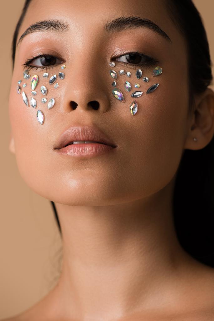 piękny nagi Azji dziewczyna z kryształy na twarzy odizolowany na beżowy - Zdjęcie, obraz
