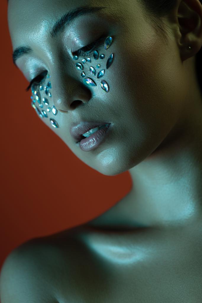 mooi naakt aziatisch meisje met glanzende strass op gezicht - Foto, afbeelding
