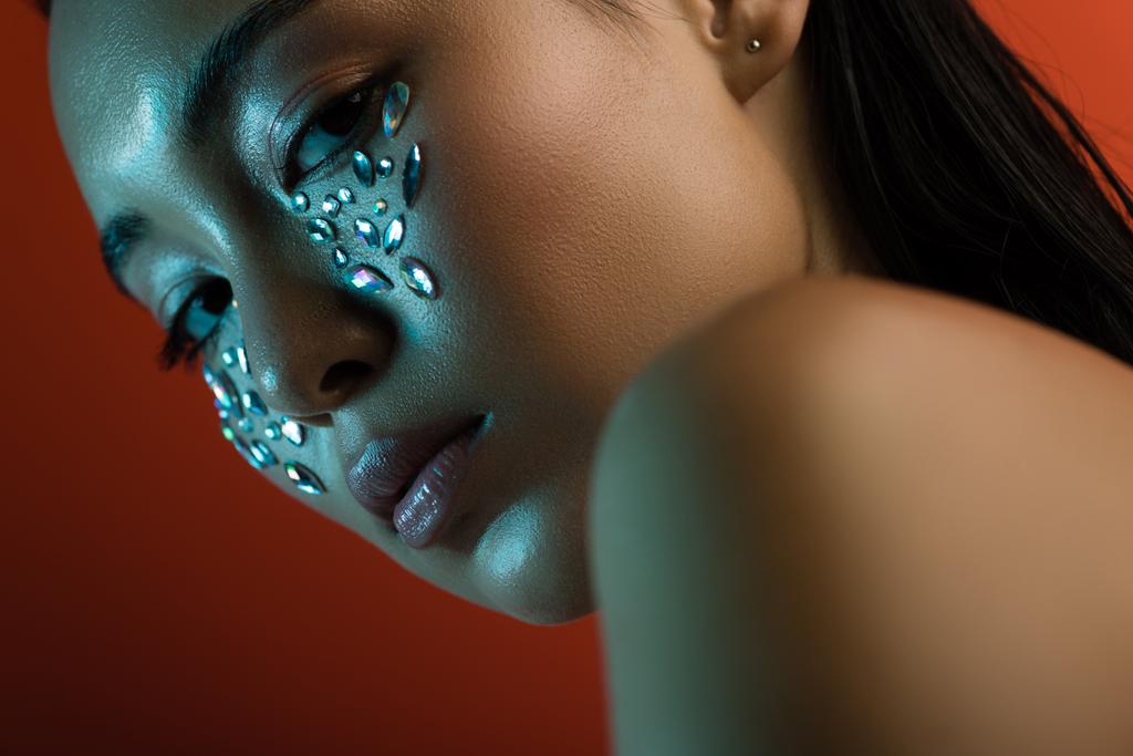 piękny nagi Azji dziewczyna z błyszczące kryształy na twarz patrząc w aparat - Zdjęcie, obraz