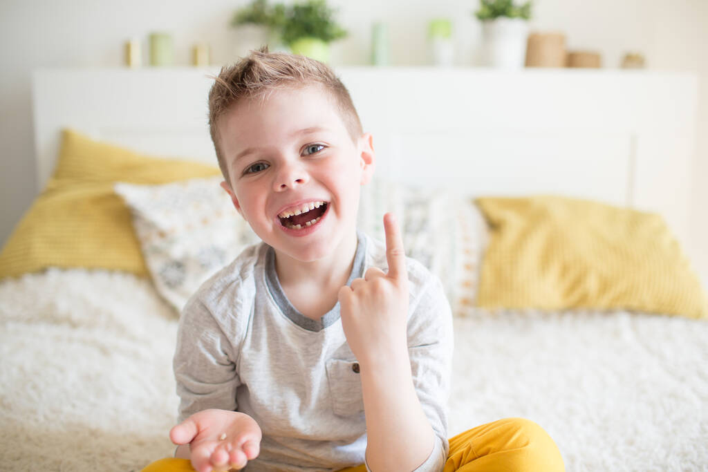 Tiener kind met een tand afgehaakt - Foto, afbeelding