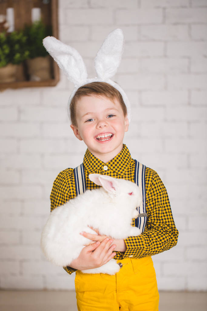 Junge mit einem Kaninchen - Foto, Bild