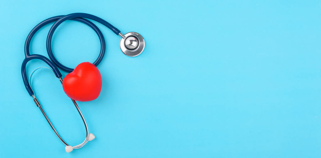 Ärztetagskonzept, flache Lageansicht von oben, Stethoskop mit roten Herzen Diagnose von Herzkrankheiten auf blauem Hintergrund mit Kopierplatz für Text - Foto, Bild