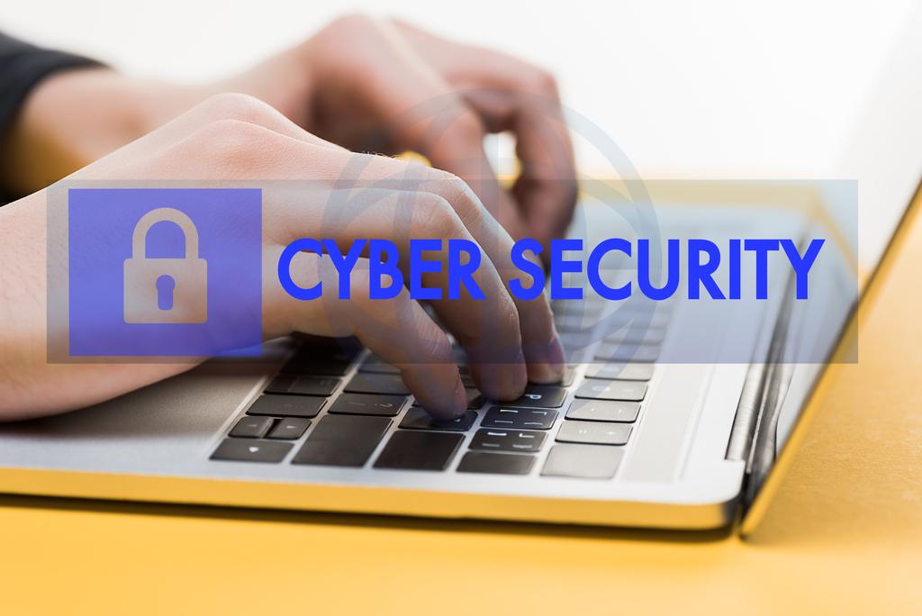 close-up de hacker usando laptop perto de letras de segurança cibernética em branco
  - Foto, Imagem