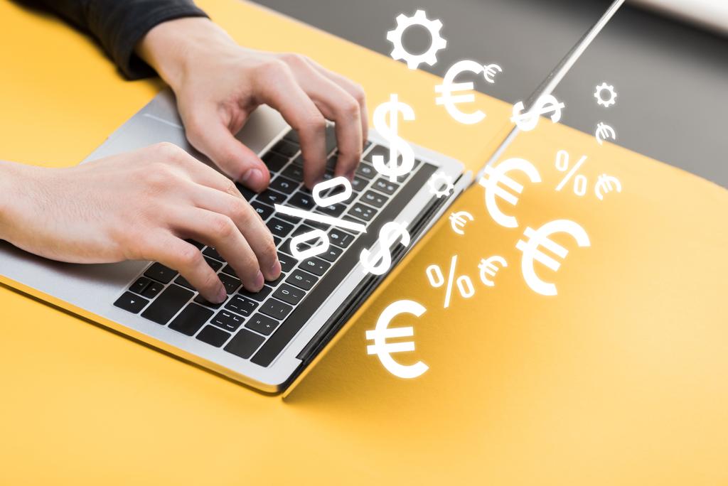 vágott kilátás hacker segítségével laptop közelében pénz jelek  - Fotó, kép