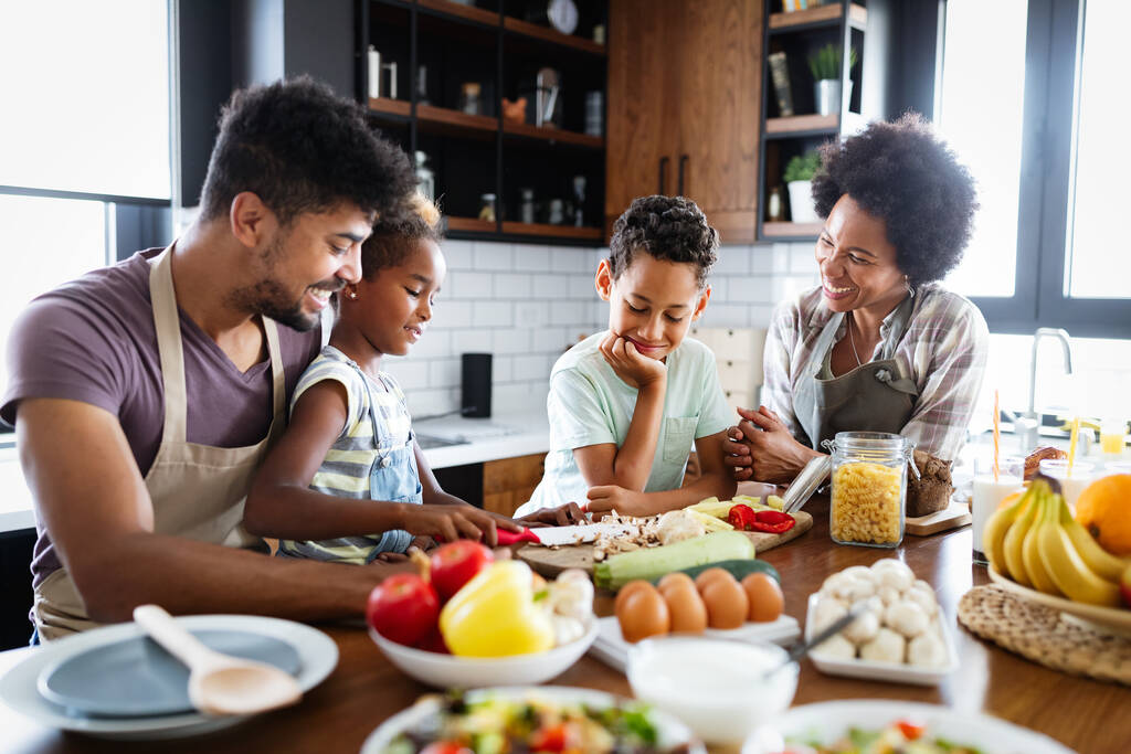 Boldog afro-amerikai család egészséges ételeket készít a konyhában együtt - Fotó, kép