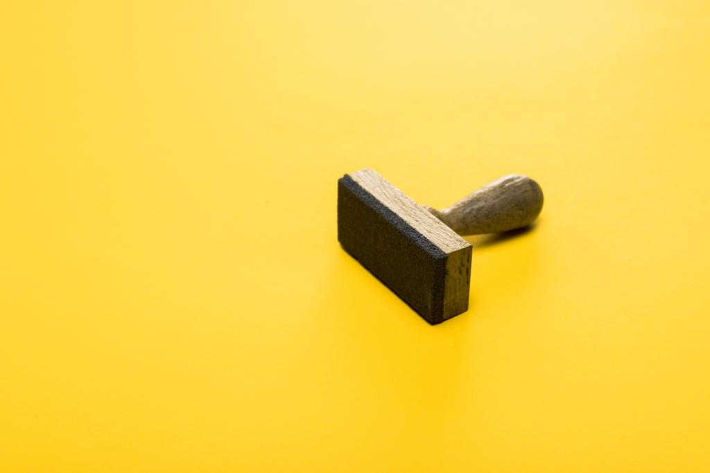 timbre en bois jaune, concept de qualité
   - Photo, image
