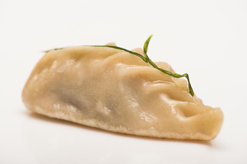 close-up uitzicht van heerlijke Chinese gekookte knoedel op witte achtergrond - Foto, afbeelding