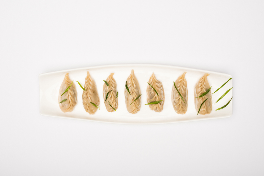 vista superior de deliciosas albóndigas hervidas chinas en plato sobre fondo blanco
 - Foto, Imagen