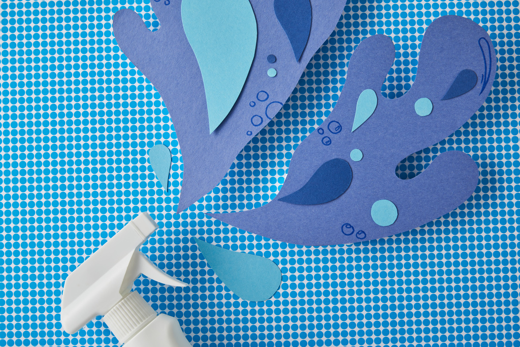 σπρέι μπουκαλιού και μπλε πιτσιλιές νερού από χαρτί, σε μπλε - Φωτογραφία, εικόνα