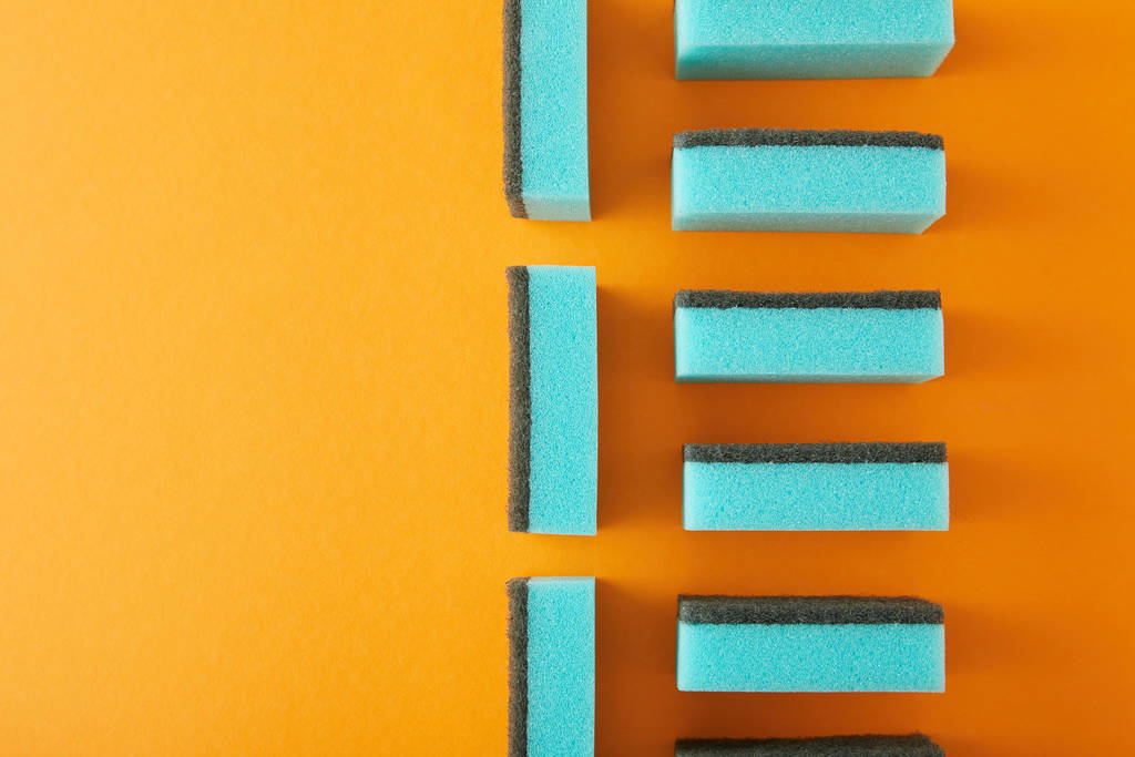 vista superior de esponjas azules para lavar platos en naranja
 - Foto, imagen