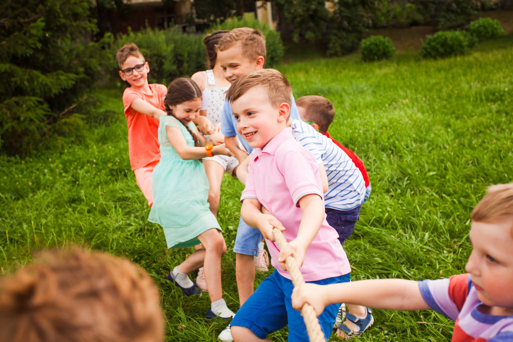 Los niños felices divirtiéndose y haciendo ejercicio en el parque
 - Foto, imagen