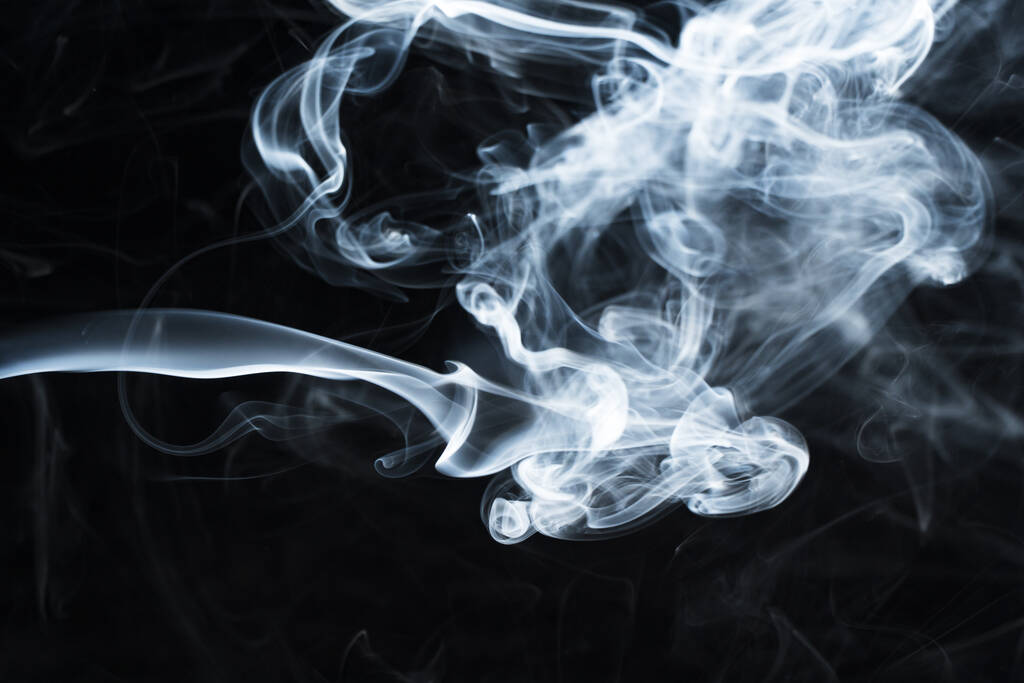 Foto de uma pitada de fumaça em um fundo escuro
 - Foto, Imagem