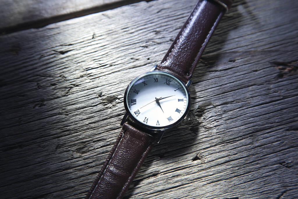 człowiek, elegancki zegarek na drewnianym stole - Zdjęcie, obraz