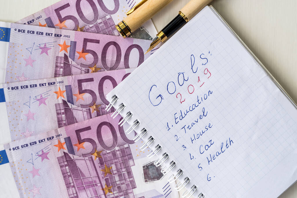 Блокнот с целями 2019 года и банкнотами евро на столе
 - Фото, изображение